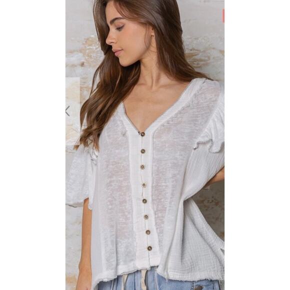 NWOT Boutique POL Ivory Buttoned Ruffled Short Sleeve Top - Picture 1 of 8